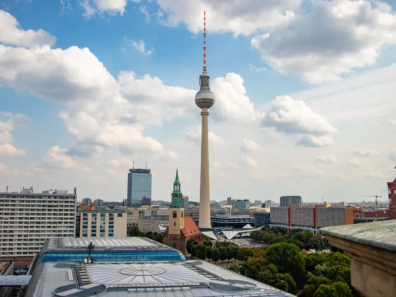 Berlin: Blick über die Dächer auf den Fernsehturm