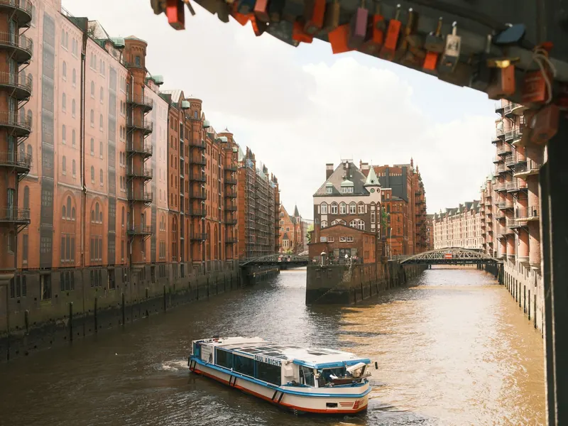 Hamburg: das Wasserschloss in der Speicherstadt, davor eine Barkasse im Fleet