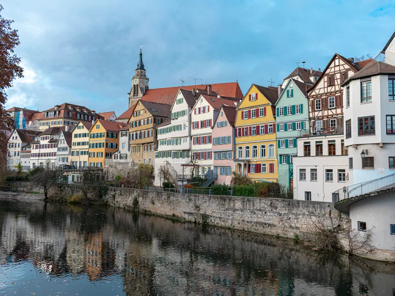 Tübingen: die bunten Häuser der Neckarfront